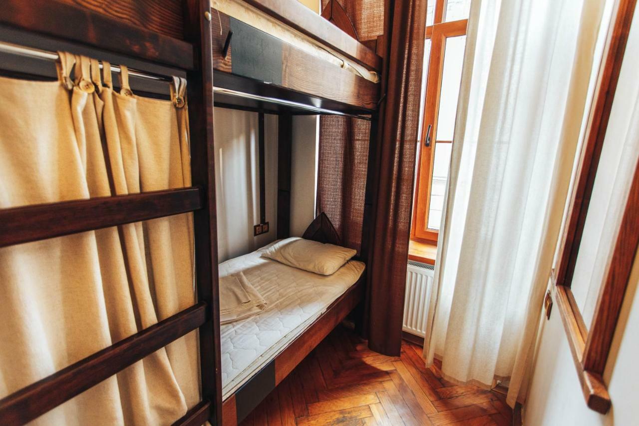 Ghostel - Medieval Hostel Лвив Екстериор снимка